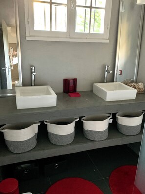 シャワー、ジェットバス、ヘアドライヤー、トイレットペーパー