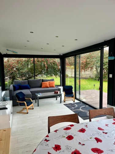 Poppy Seaside, private garden 200m from the sea