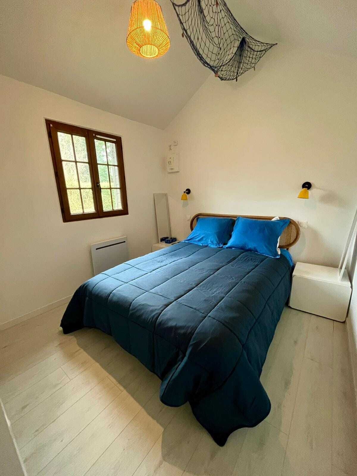 Iron/ironing board, travel crib, WiFi, bed sheets