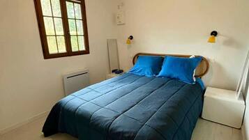 Iron/ironing board, travel crib, WiFi, bed sheets