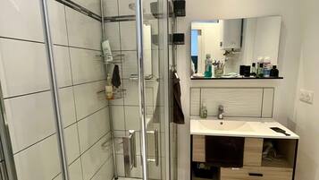 Shower, hair dryer, towels