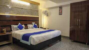 Quarto casal luxo | Escrivaninha, espaço de trabalho para notebook, Wi-Fi de cortesia