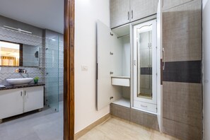Deluxe Quadruple Room | Bathroom