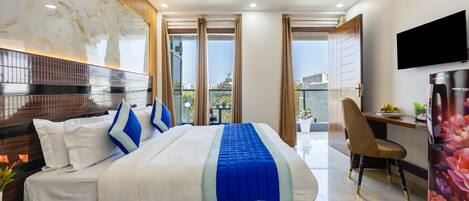 Desk, laptop workspace, free WiFi, bed sheets