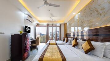Deluxe Quadruple Room | Desk, laptop workspace, soundproofing, free WiFi