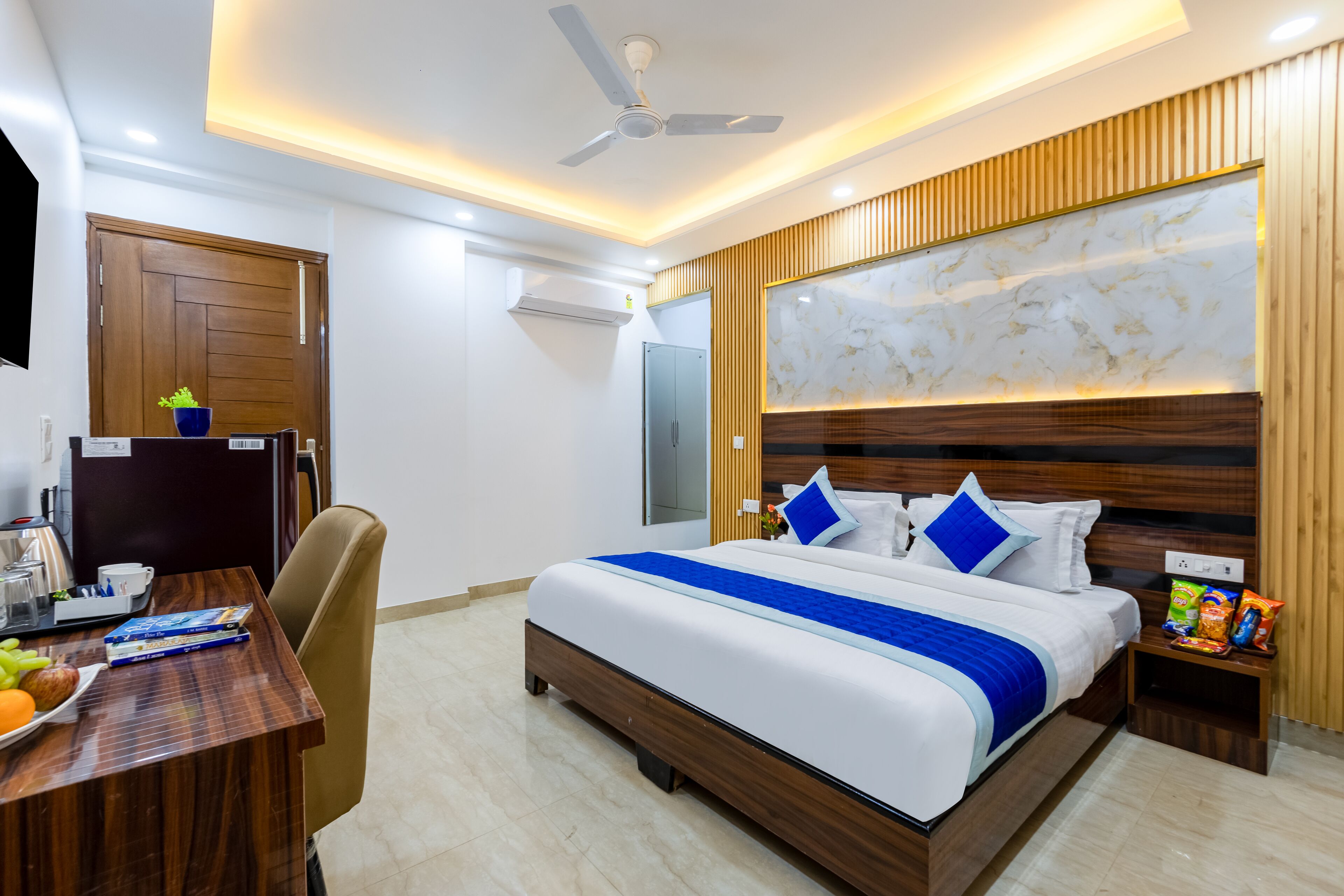 Desk, laptop workspace, free WiFi, bed sheets