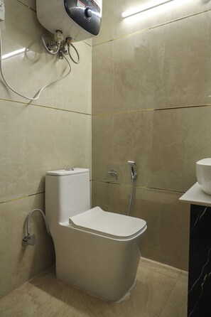 Habitación Deluxe doble | Baño | Ducha, artículos de higiene personal gratuitos y toallas