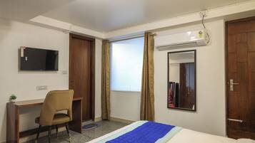 Phòng đôi Deluxe | Bàn, khu vực làm việc phù hợp cho laptop