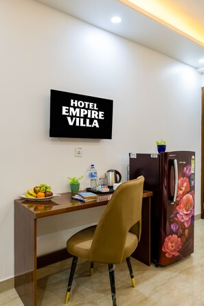 Deluxe Double Room | Desk, laptop workspace, free WiFi, bed sheets - The Empire Hotel Near Dlf Golf course (Gurugram)