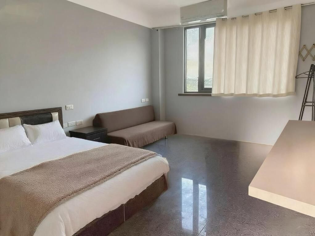 Habitación básica doble, vistas al patio | Espacio para trabajar con un portátil y wifi gratis