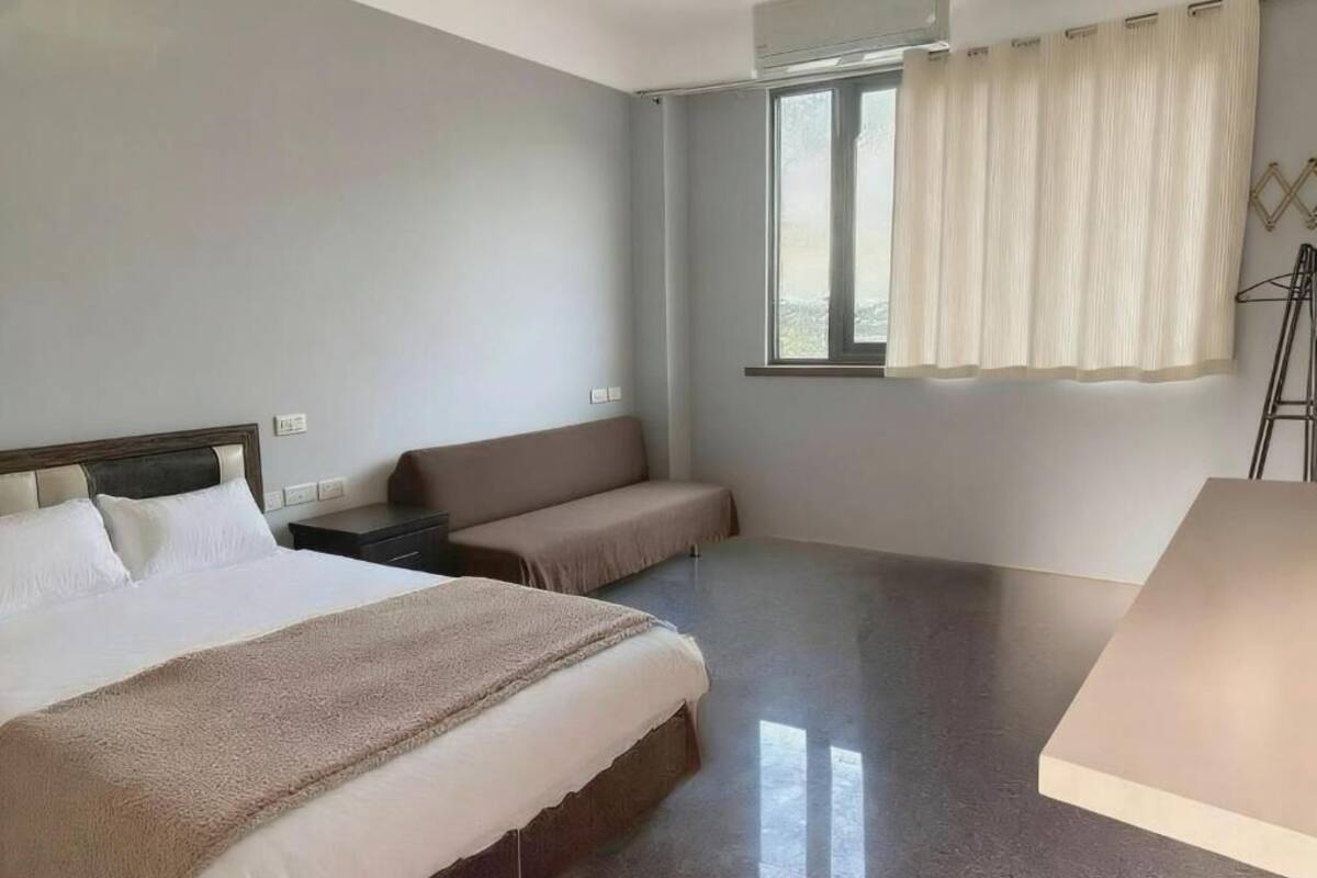 Habitación básica doble, vistas al patio | Espacio para trabajar con un portátil y wifi gratis