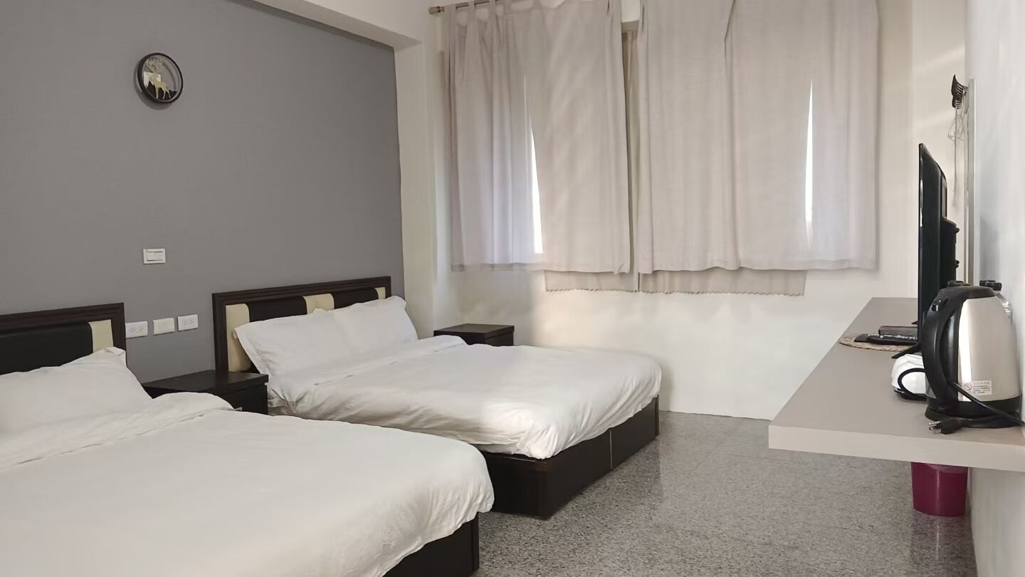 Basic-Vierbettzimmer, Blick auf den Innenhof | Laptopgeeigneter Arbeitsplatz, kostenloses WLAN