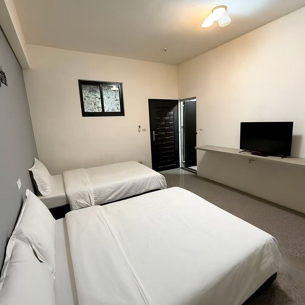 Basic-Dreibettzimmer, Blick auf den Innenhof | Laptopgeeigneter Arbeitsplatz, kostenloses WLAN