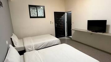 Chambre triple de base, vue sur la cour intérieure | Espace de travail pour ordinateurs portables, accès au Wi-Fi (inclus)