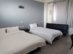 Habitación triple básica, vistas al patio | Espacio para trabajar con un portátil y wifi gratis