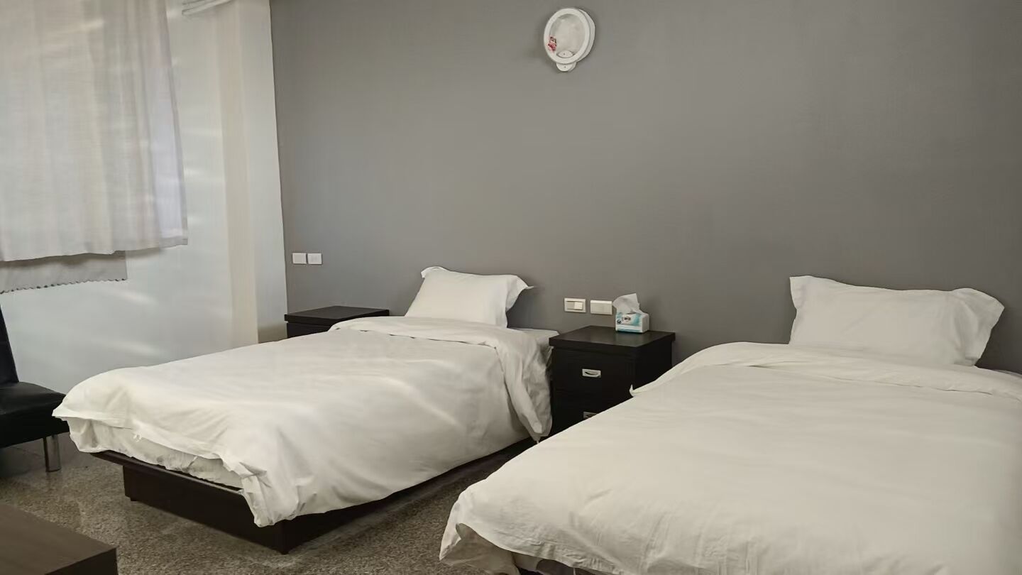 Basic-Zweibettzimmer, Blick auf den Innenhof | Laptopgeeigneter Arbeitsplatz, kostenloses WLAN