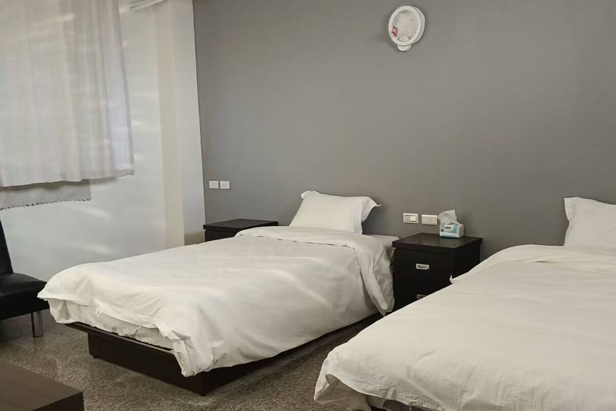 Basic-Zweibettzimmer, Blick auf den Innenhof | Laptopgeeigneter Arbeitsplatz, kostenloses WLAN