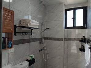 ベーシック 4 人部屋 コートヤードビュー | バスルーム | シャワー、バスアメニティ (無料)、ヘアドライヤー、タオル