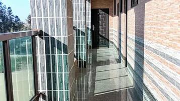 Basic-Doppelzimmer, Blick auf den Innenhof | Terrasse/Patio