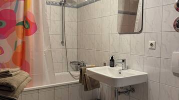 Asciugacapelli, asciugamani, sapone, carta igienica