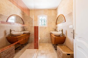Dusche, Haartrockner, Handtücher, Seife