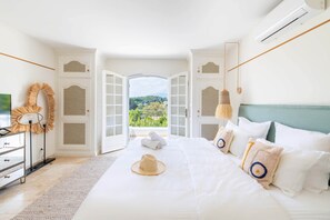 8 bedrooms, iron/ironing board, free WiFi, bed sheets - Villa Anna on the Côte d'Azur | 8 bedrooms, private Padel and P (Valbonne)