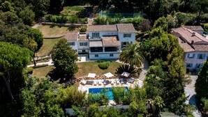 A large villa with a swimming pool, surrounded by lush greenery and a tennis court. - Villa Anna on the Côte d'Azur | 8 bedrooms, private Padel and P (Valbonne)