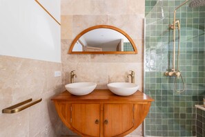Shower, hair dryer, towels, soap - Villa Anna on the Côte d'Azur | 8 bedrooms, private Padel and P (Valbonne)