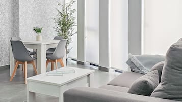 Apartamento Noa | Área de estar | TV 43 polegadas com canais a cabo