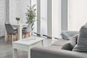 Apartamento Noa | Living area | 43-inch TV with cable channels - Ros Lil Suites (Alicante)