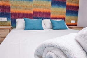 Individually decorated, free WiFi, bed sheets - Ros Lil Suites (Alicante)