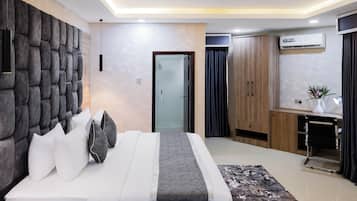 Executive Room, City View | Desk, laptop workspace, free WiFi