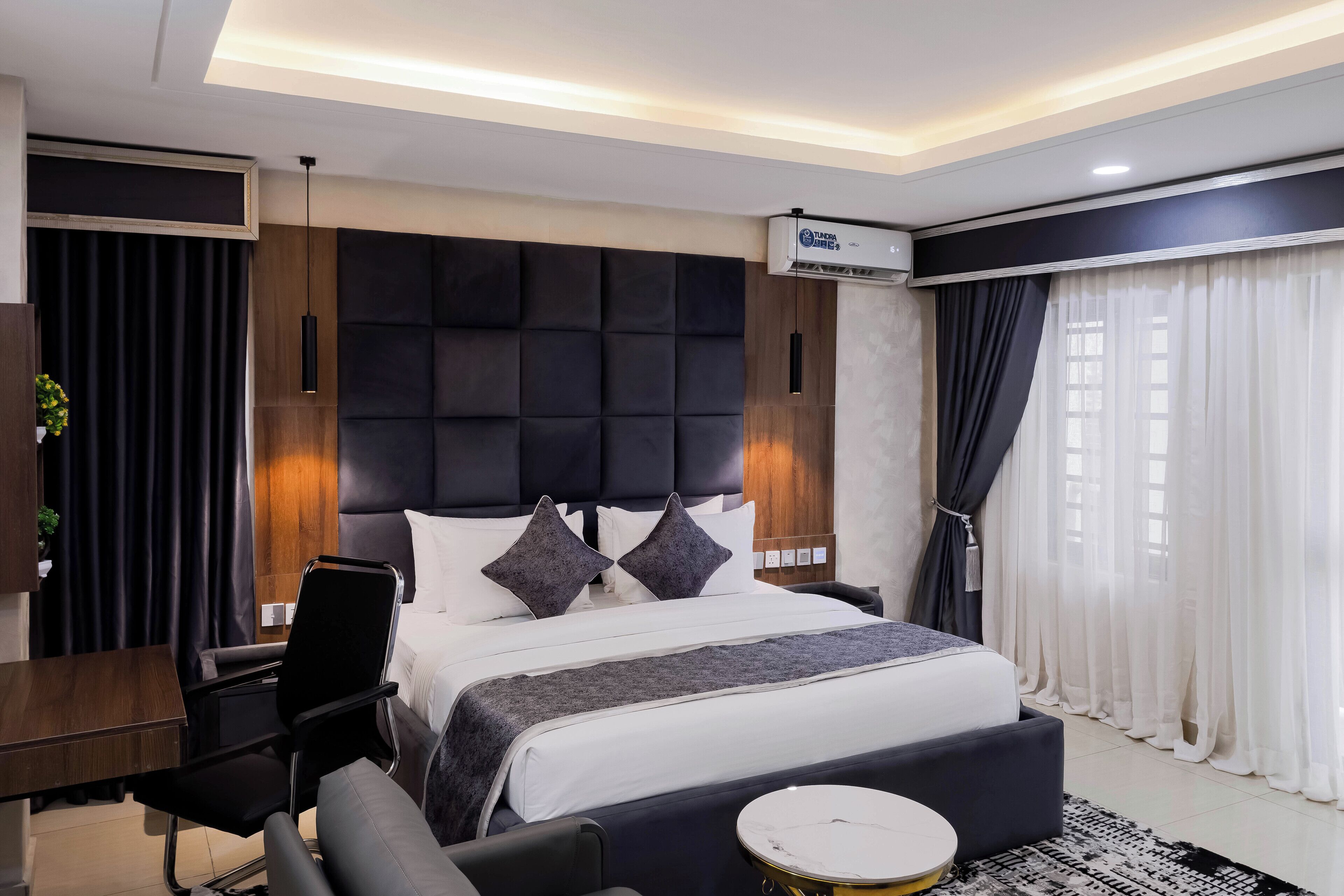 Escritorio, espacio para trabajar con laptop y wifi gratis 