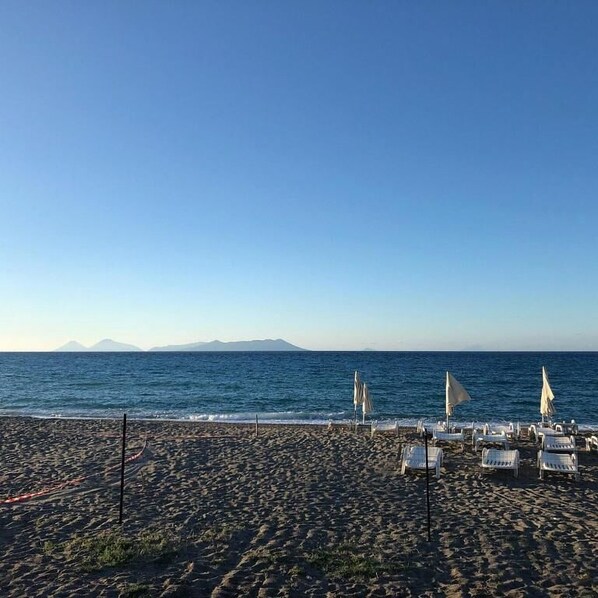 Playa privada, playa de arena blanca, sombrillas y vóleibol de playa 