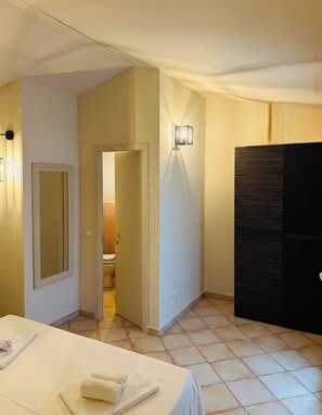 经典双人房或双床房 | 客房内保险箱、遮光窗帘