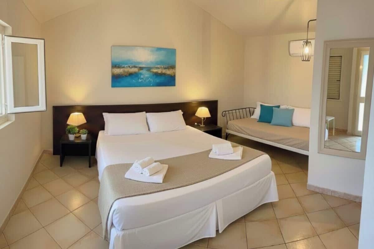 Coffre-fort, rideaux dâobscurcissement, literie fournie