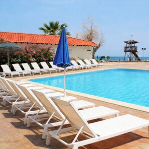 Classic Double or Twin Room, 1 Queen Bed | Rooftop pool | Seasonal outdoor pool