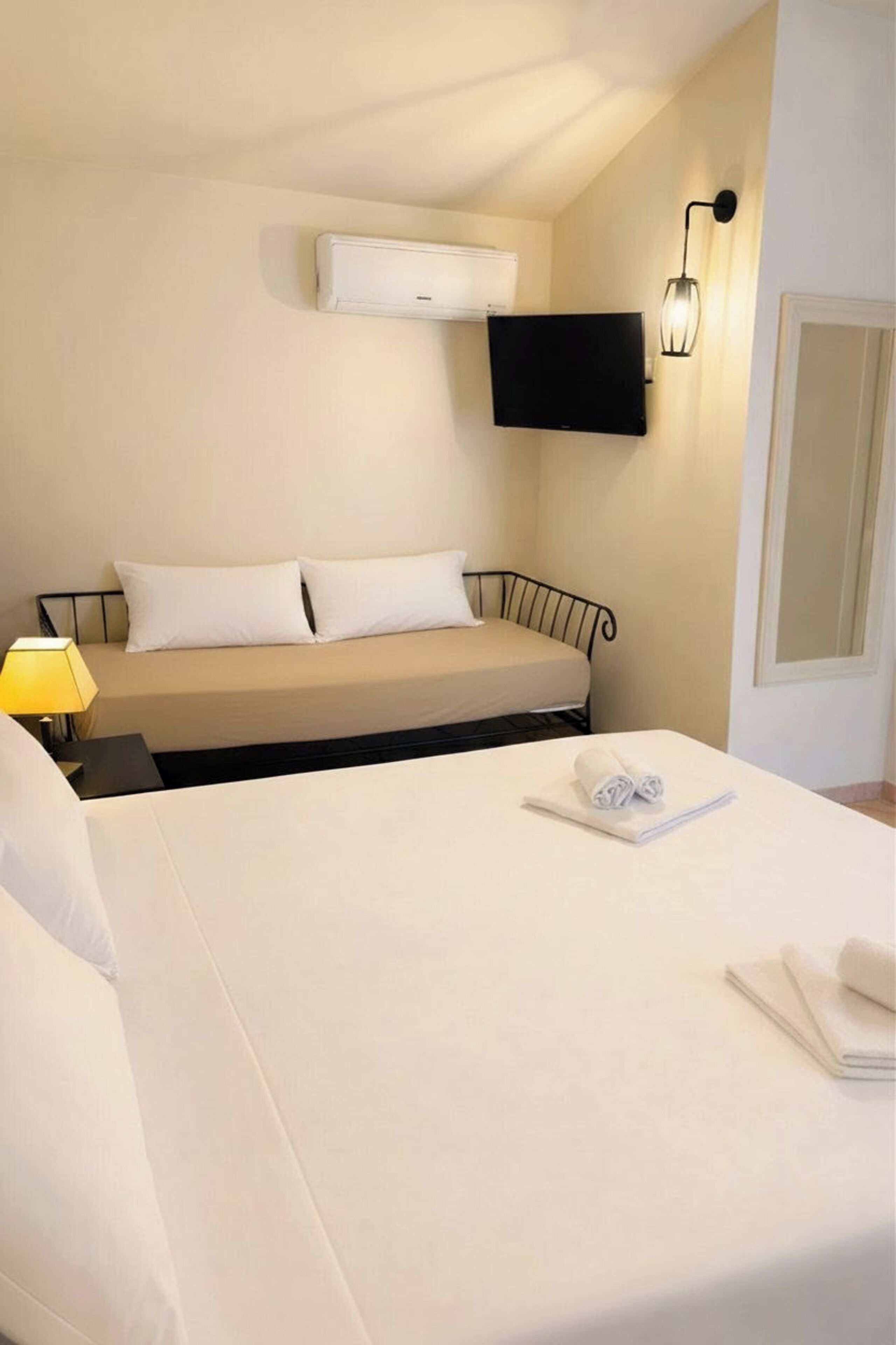 Habitación triple Confort | Caja de seguridad en la habitación, cortinas blackout y ropa de cama 