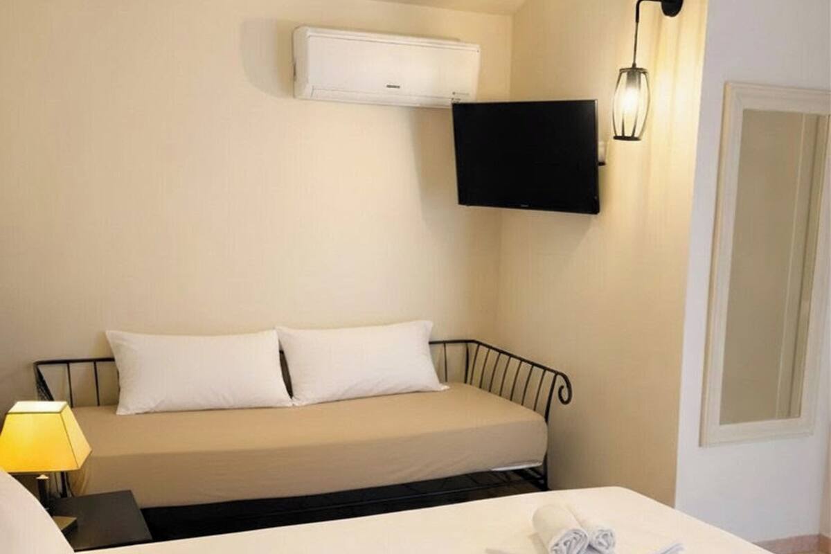 Habitación triple Confort | Caja de seguridad en la habitación, cortinas blackout y ropa de cama