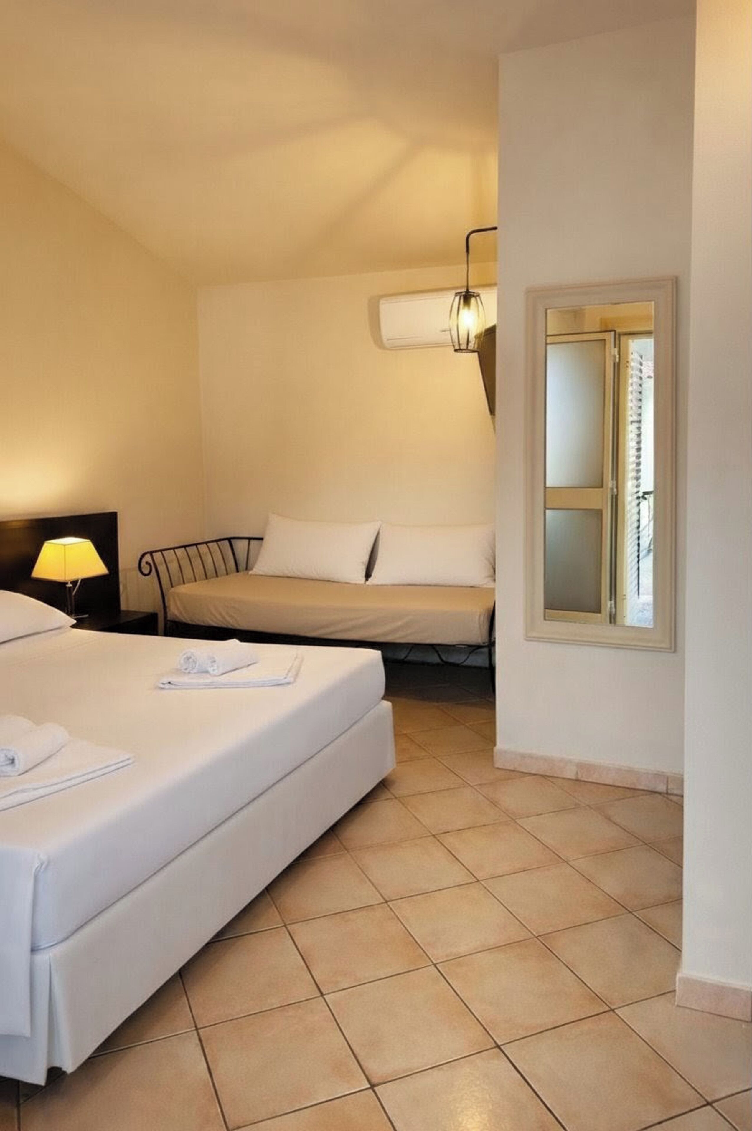 Habitación triple clásica | Caja de seguridad en la habitación, cortinas blackout y ropa de cama 