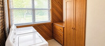The Oaks • Near Fort Knox • Sleeps 10 • Game Room • Pet Friendly