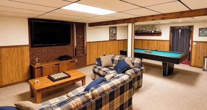 The Oaks • Near Fort Knox • Sleeps 10 • Game Room • Pet Friendly