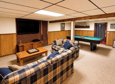 The Oaks • Near Fort Knox • Sleeps 10 • Game Room • Pet Friendly