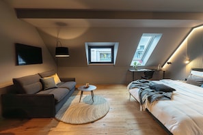 Studio | Hypo-allergenic bedding available, desk, laptop workspace, soundproofing - Conlon House Central (Munich)
