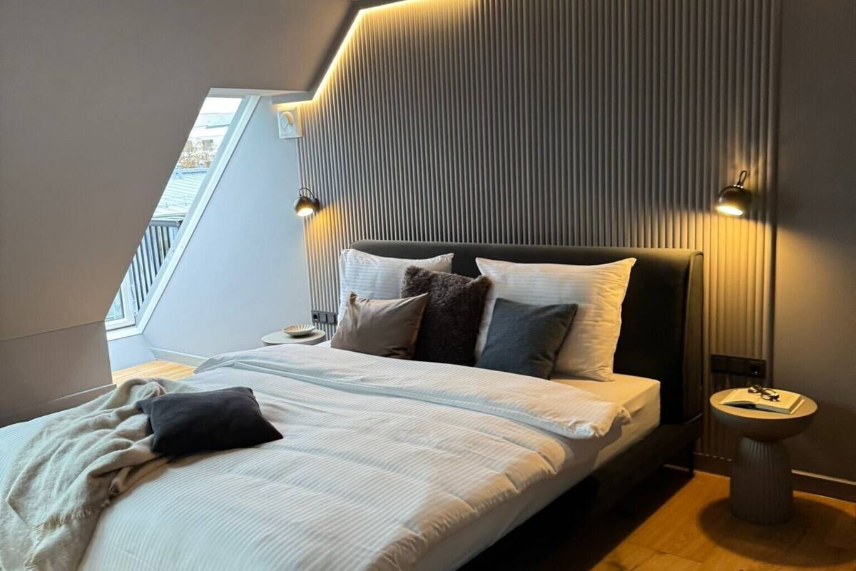 Apartment | Hypo-allergenic bedding available, desk, laptop workspace, soundproofing