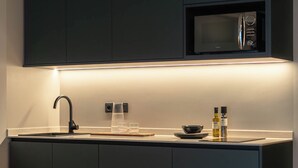 スタジオ | 専用簡易キッチン | エスプレッソマシン、冷蔵庫、電子レンジ、コンロ