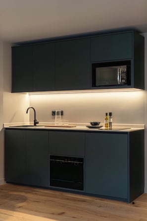 Studio | Private kitchenette | Espresso maker, fridge, microwave, stovetop - Conlon House Central (Munich)