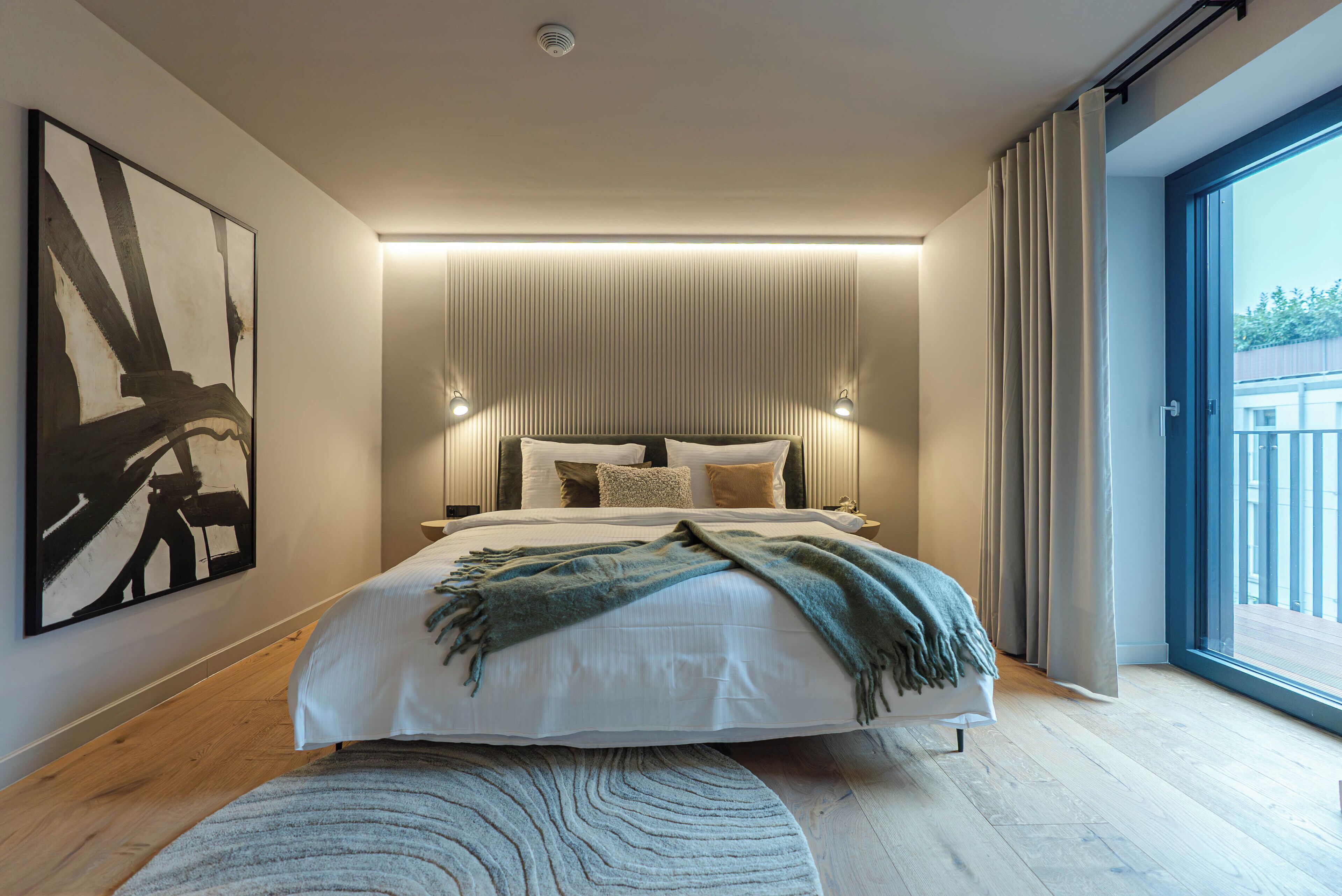 Escritorio, espacio para trabajar con laptop y wifi gratis 