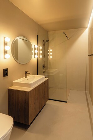 Studio | Bathroom | Shower, hair dryer, heated floors, towels - Conlon House Central (Munich)