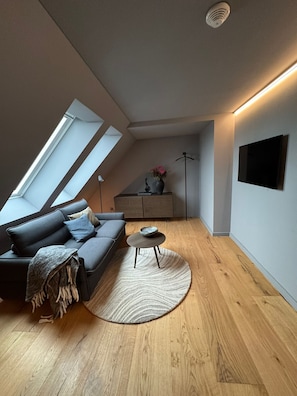 Apartment | Living area | 43-inch Smart TV with cable channels, TV - Conlon House Central (Munich)